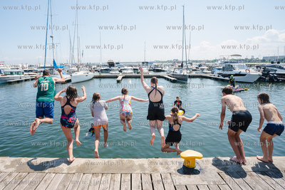 Sopot. 12. Charytatywny skok z molo do morza dla Moniki...