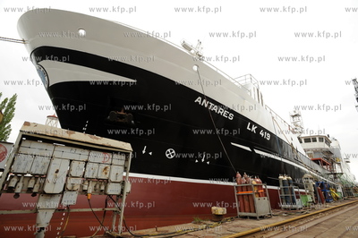 Stocznia Gdanska w niedziele. n/z 64-metrowy szetlandzki...