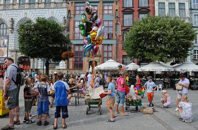 Gdansk. Dlugi Targ pelen turystow. Stoisko z baloniami.
19.07.2011
fot....