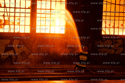 Gdansk. Pozar znajdujacej sie na terenie Stoczni Gdanskiej...