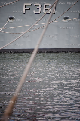 Port w Gdyni. Tlum ludzi oglada i zwiedza zacumowane...