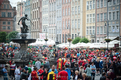 Gdansk. Ulica Dluga. Tlumy kibicow z Hiszpanii i Irlandi...