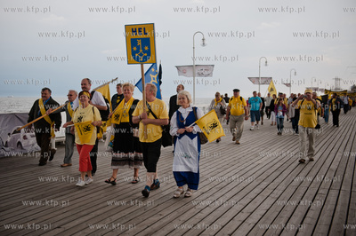 Sopot. Grupa kaszubow z polwyspu helskiego przyplynela...