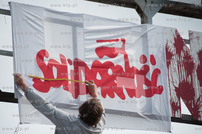 Gdansk. Brama Historyczna nr 2 Stoczni Gdanskiej. Stoczniowcy...