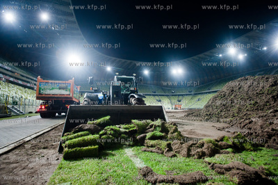 Gdansk. Stadion PGE Arena. Wymiana murawy przed meczem...
