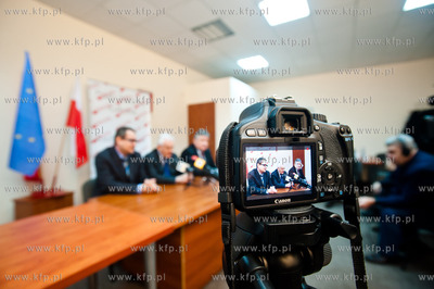 Gdynia. Gdynia. Biuro poselskie Leszka Millera. Konferencja...