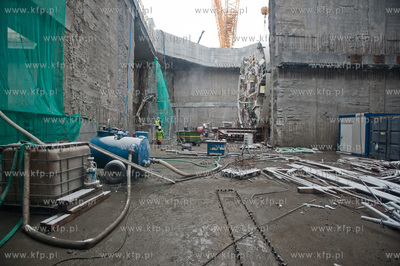 Gdansk. Wisloujscie. Montaz maszyny drazacej TMB, ktora...