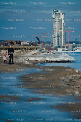 Sloneczny, zimowy dzien na plazy w Gdyni.
08.02.2014
fot....