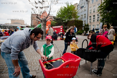 Gdansk. Targ Weglowy. Wielki Festyn Rodzinny, swietujacy...