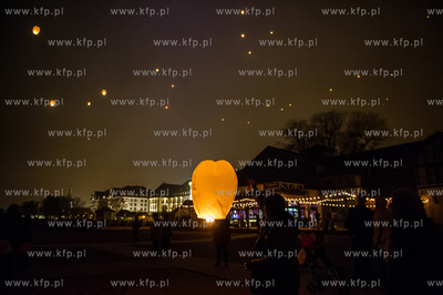 Sopocka plaza. Wypuszczenie lampionow z zyczeniami...