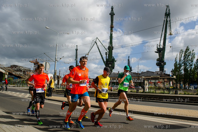 Zawodnicy na trasie I PZU Gdansk Maraton.
17.05.2015
fot....