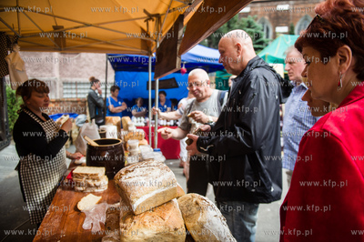 Gdansk. Plac przed siedziba Polskiego Zwiazku Wedkarskiego...