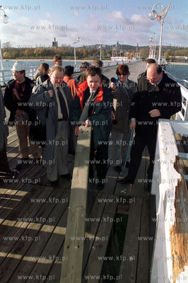 Prezydent Sopotu Jacek Karnowski odbija deske na sopockim...