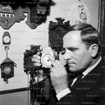 Zegarmistrz Władysław Fabiański w swojej zegarmistrzowskiej...