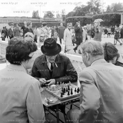 Partia szachów na molo w Sopocie. 05.1972 maj1972_z.kosycarz_p70...