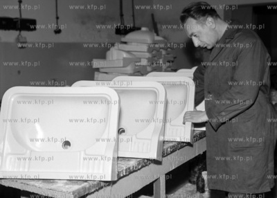 Pracownik zakładów ceramicznych dokonuje kontroli...