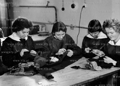Zajęcia praktyczne z krawiectwa w technikum odzieżowym.
1962
0008489z
Fot....