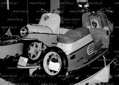 Prezentacja skuterów na wystawie. (lata60). 
1962
0004129z...