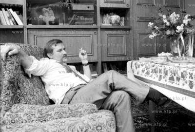 Lech Walesa w domu na Pilotow - pierwszy dzien po przybyciu...