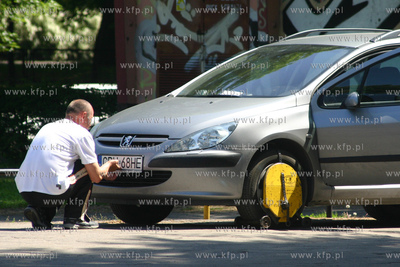 Straznicy Miejscy z Pycka zakladaja blokade na kolo...