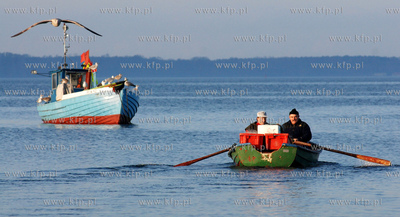 Rewa jesienia. Nz. Rybacy wyryszajacy na polow19.11.2006Fot....