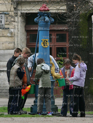 Poniedzialek Wielkanocny.Grupy nastolatkow pielegnuja...