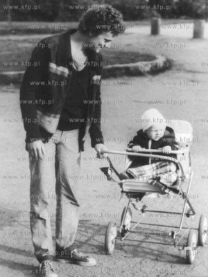 Donald Tusk z synem Michalem lata 80 fot. archiwum...