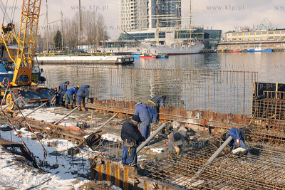 Gdynia. Remont nabrzeza przy Molo Poludniowym (dawny...
