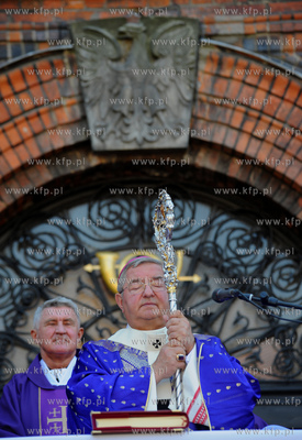 Gdansk. Msza Swieta na placu Obroncow Poczty Polskiej...