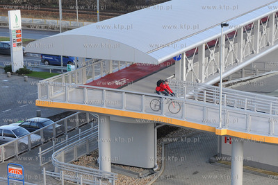 Otwarcie kladki nad torami w Gdyni Redlowie. Konstrukcja...