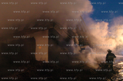 Pozar domu wypoczynkowego krytego strzecha w gospodarstwie...