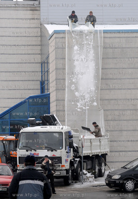 Odsiezanie dachu Portu Lotniczego w Gdansku Rebiechowie.
13.01.2010
fot....