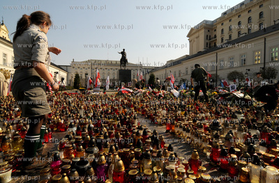 Warszawa. Palac Prezydencki. Polacy zegnaj zmarlego...