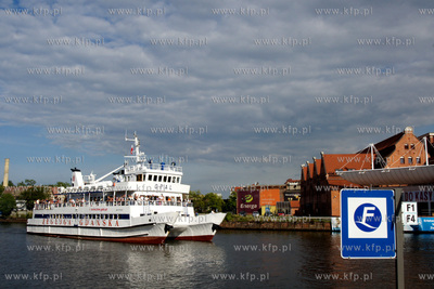 Gdansk. Tramwaj wodny Opal kursujacy na trasie Gdansk...