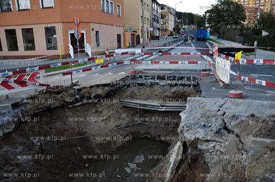 Na gotowym po remoncie rondzie laczacym ulice Bosmanska...