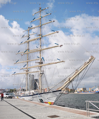 Zaglowiec Fryderyk Chopin zacumowany w Basenie Prezydenta...