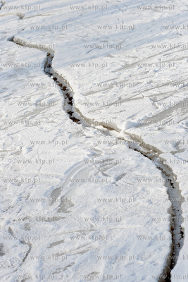 Wczesnym popoludniem w Rewie na skutej lodem Zatoce...