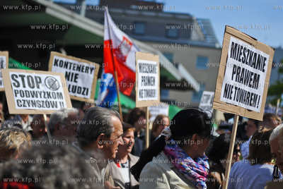 Gdansk. Plac przed City Forum. Protest ok 200 osob...