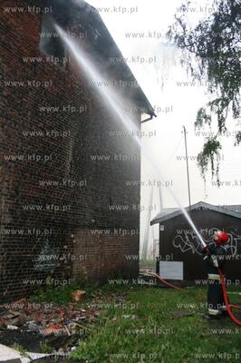 Pozar budynku przy ul. Starowiejskiej 11 w Gdansku-Letnicy....