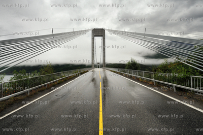 Norwegia.  Ofotfjord w polnocnej czesci kraju, NZ.most...