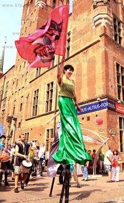 Parada  XVI Festiwalu Szekspirowskiego ruszyla spod...