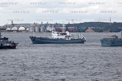 Parada wszystkich najwazniejszych klas okretow bedacych...