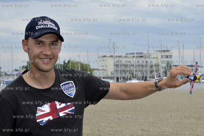 Pilot Lukasz Czepiela wystaruje w klacie Challenger...