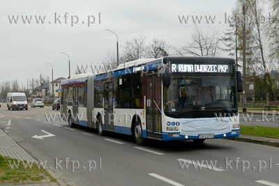Dwa autobusy: linii 141 oraz pospiesznej "eRki" wyjechaly...