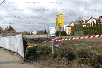 Stawianie ogrodzenia wokół placu pomiędzy ulicami...