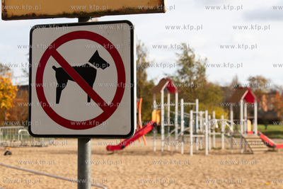Znak zakazu wprowadzania psów na plac zabaw na terenie...