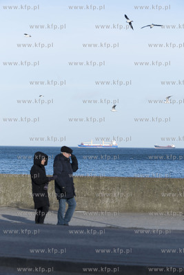 Gdynia. Bulwar nadmorski. W tle BBC Chatering z załadunkiem.13.02.2019...