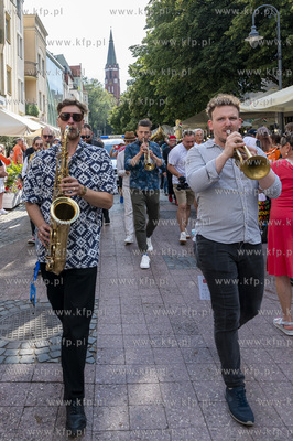 Sopot. Parada ulicą Bohaterów Monte Cassino do muszli...