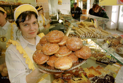   Paczki, tlusty czwartek w piekarni cukierni Pellowski.21.02.2001Fot....