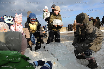 Gdynia, Bulwar Nadmorski. Festiwal rzezb lodowych....